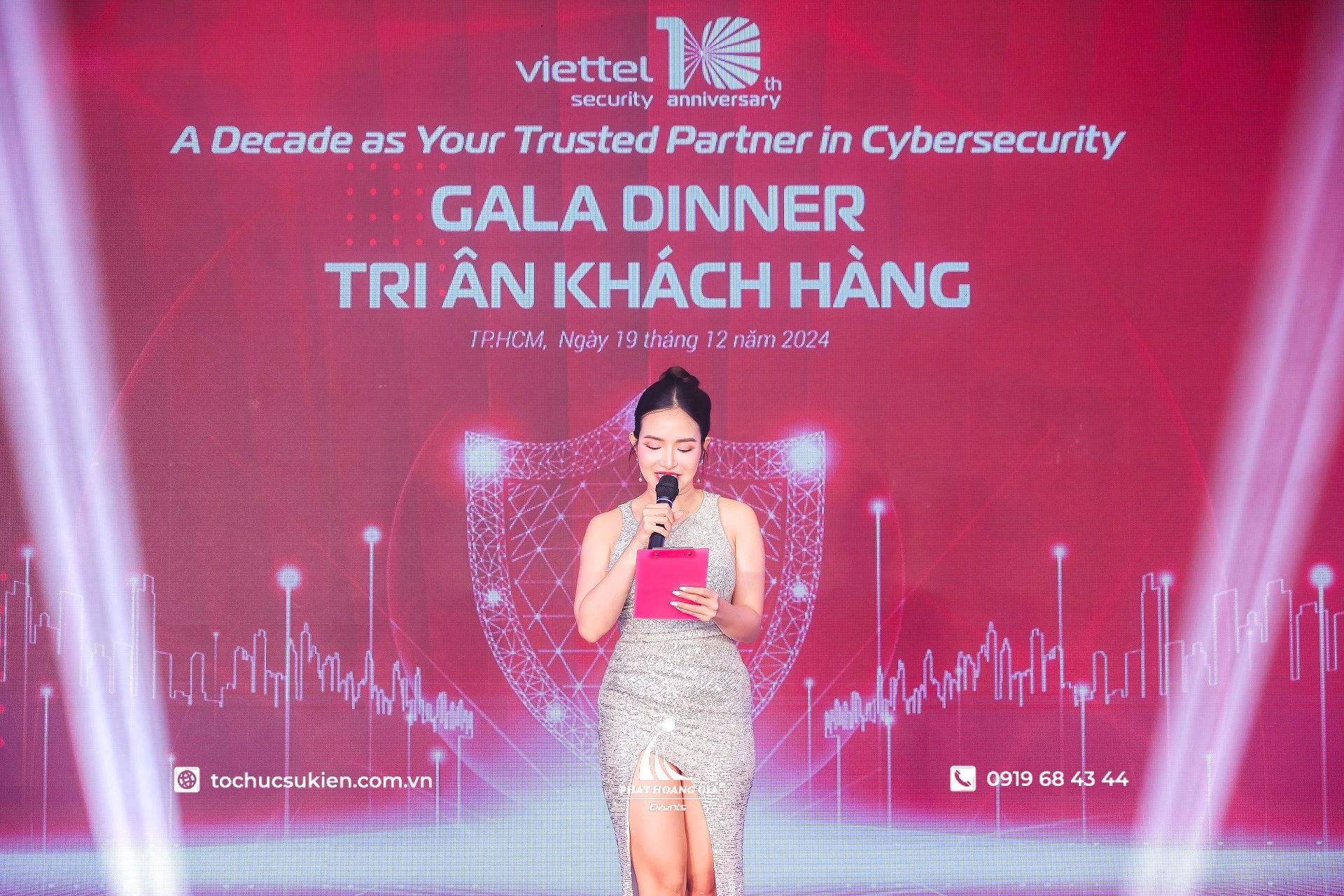 MC dẫn chương trình theo kịch bản gala dinner tri ân khách hàng trên sân khấu sự kiện doanh nghiệp