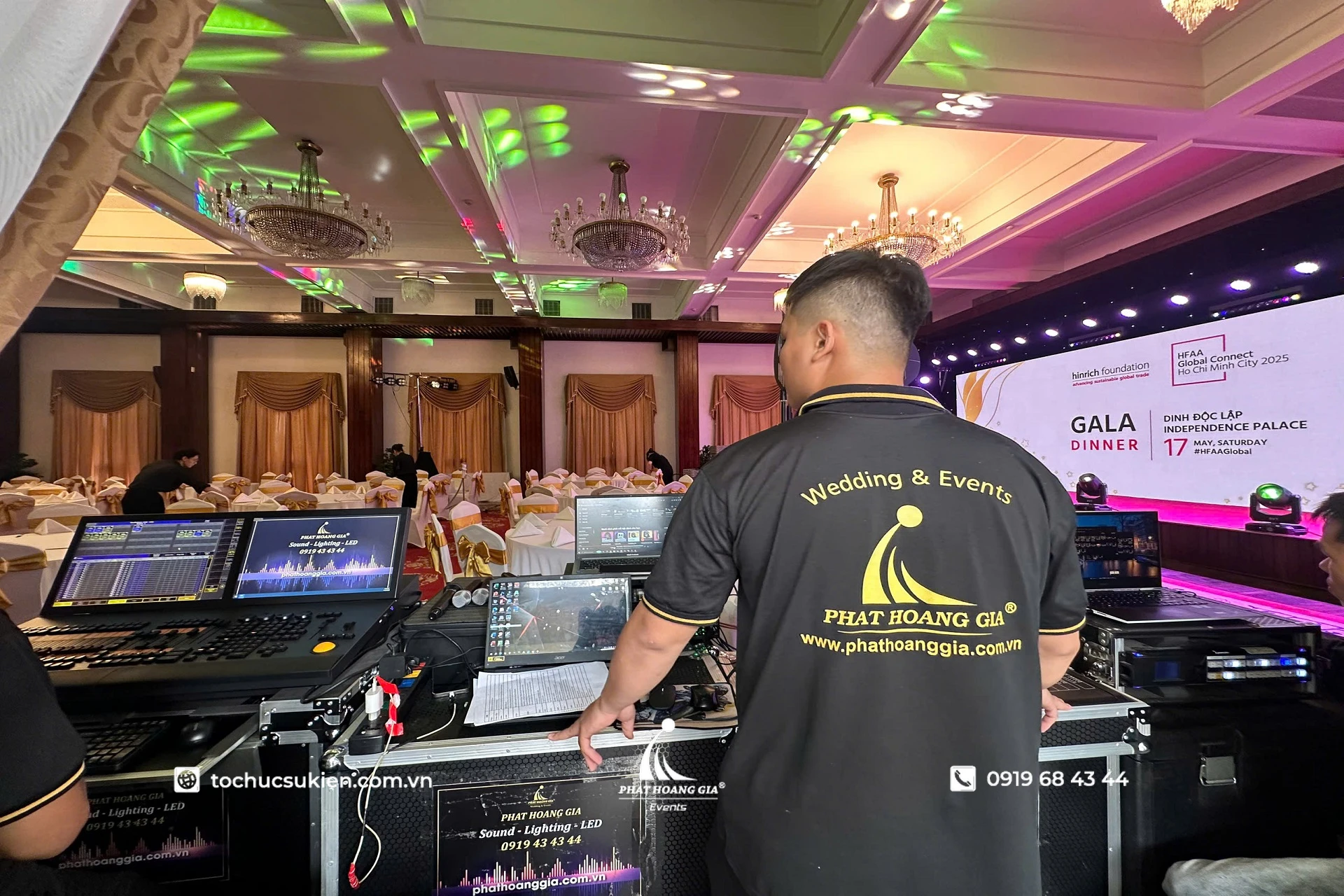Nhân viên kỹ thuật vận hành hệ thống âm thanh ánh sáng trong chương trình gala dinner doanh nghiệp