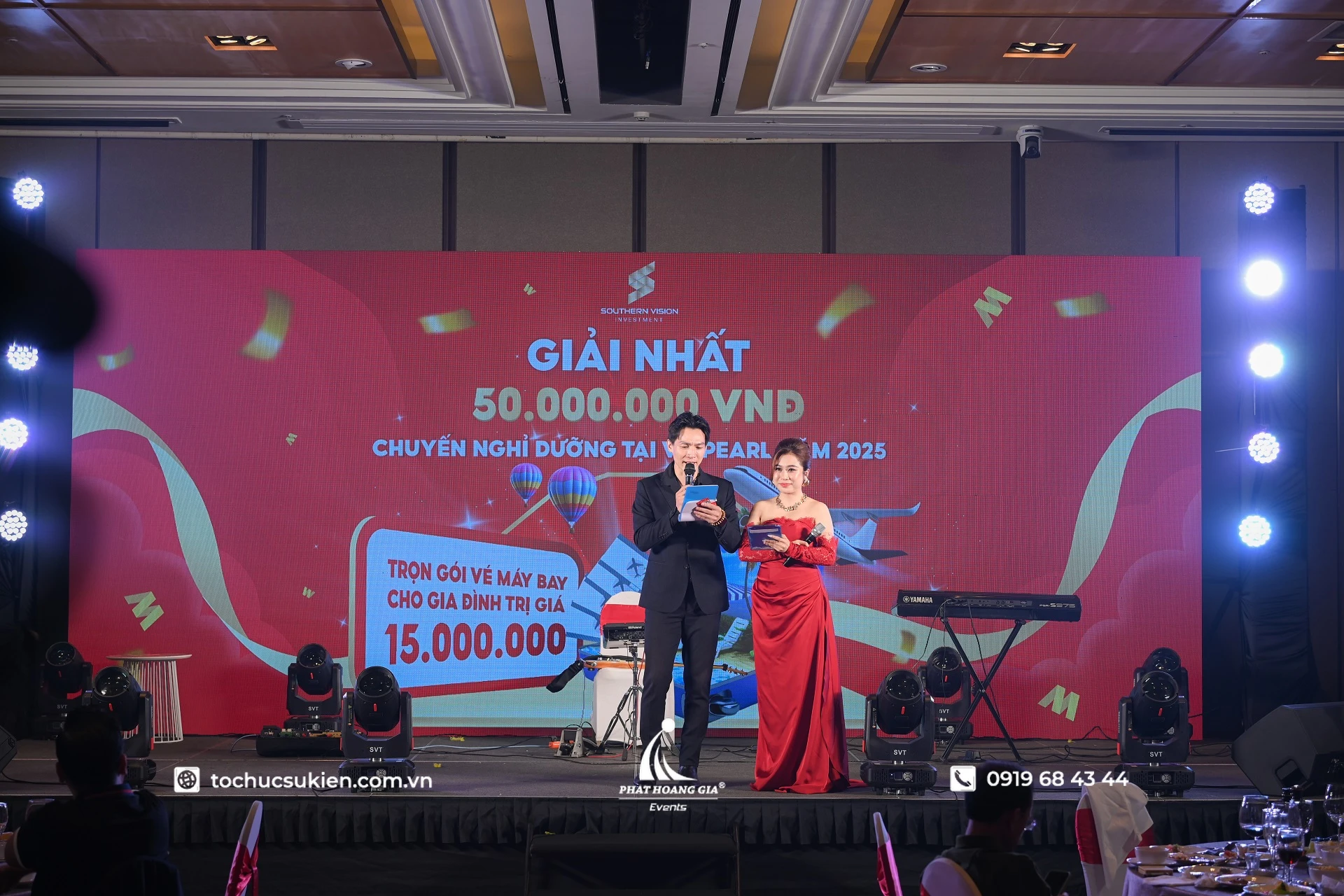 MC điều phối chương trình bốc thăm trúng thưởng theo kịch bản Year End Party doanh nghiệp trên sân khấu sự kiện