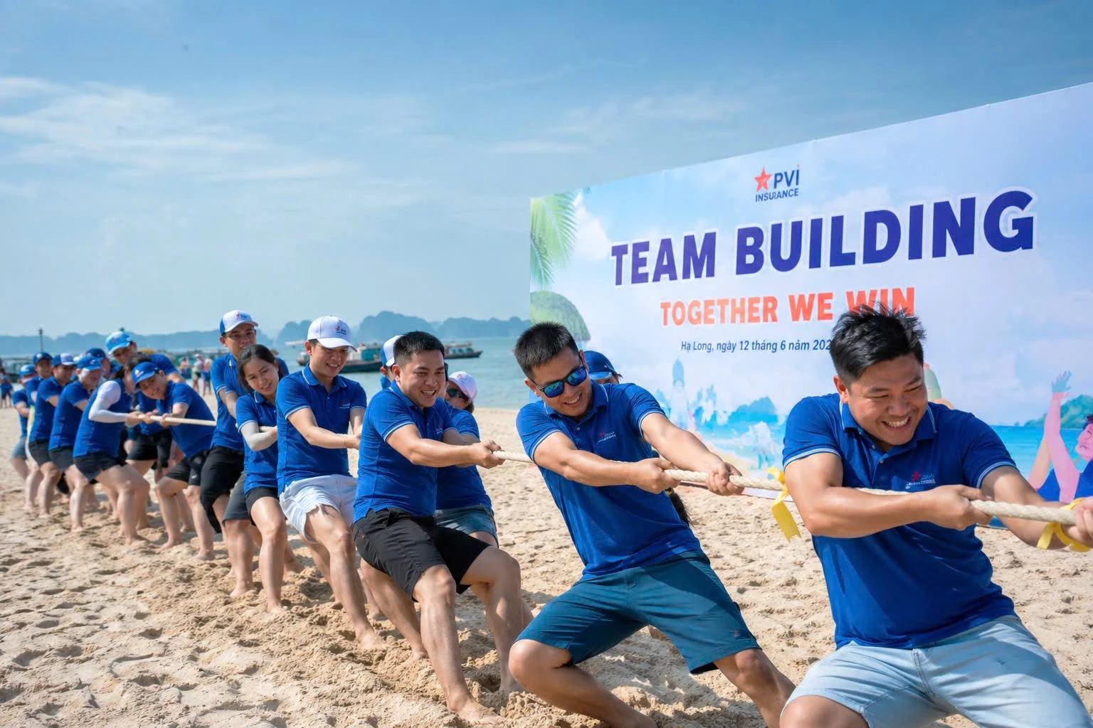 Các thành viên phối hợp kéo co trong hoạt động gắn kết đội nhóm tại chương trình team building trên bãi biển