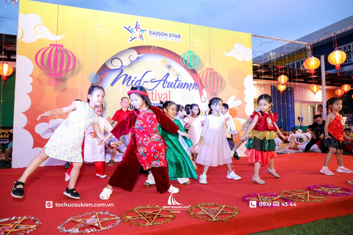 Tiết mục múa hát của học sinh trong ngày hội Trung Thu thiếu nhi