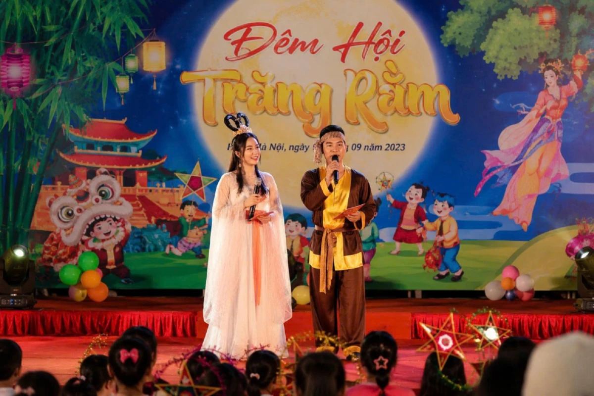 Dẫn chương trình với Chú Cuội và Chị Hằng trong chương trình Trung Thu