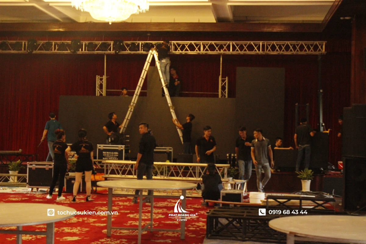 Ekip Phát Hoàng Gia setup sân khấu LED launch event