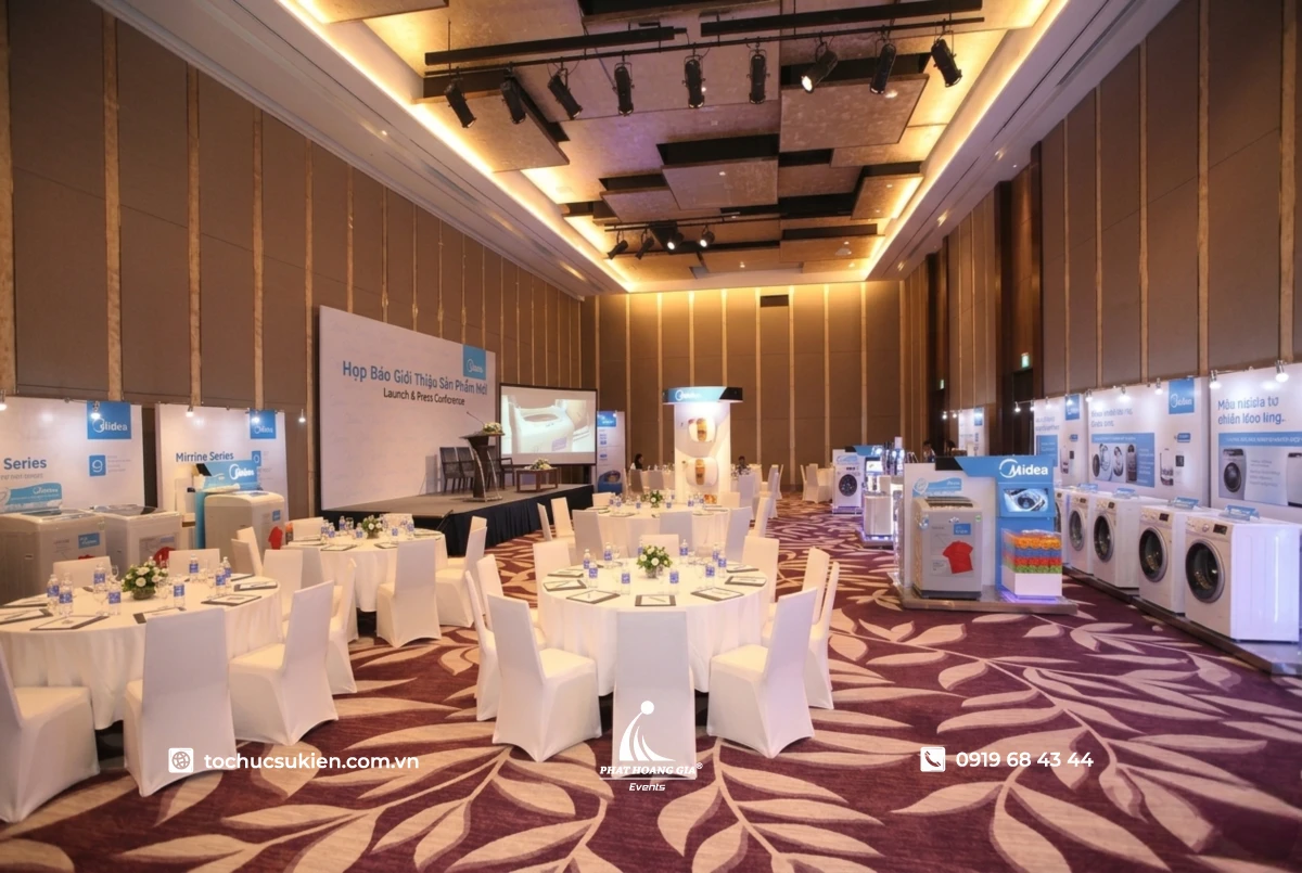 Hội trường sự kiện launch sản phẩm máy giặt với sân khấu, khu trưng bày và bàn tiệc khách mời