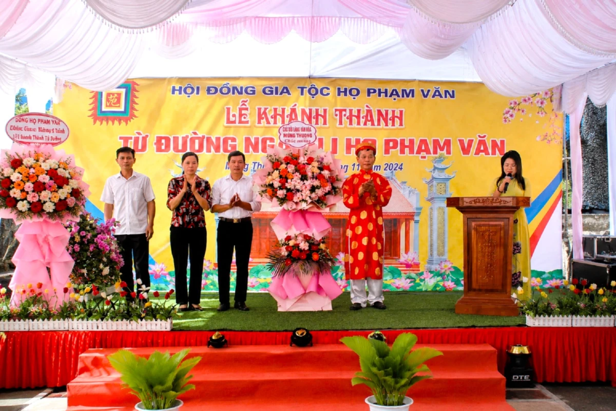 MC thực hiện lời dẫn chương trình khánh thành từ đường trên sân khấu cùng đại diện dòng họ