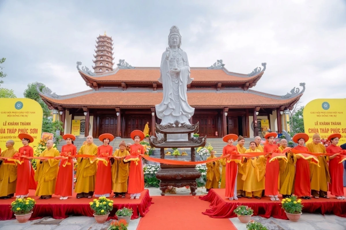 Toàn cảnh sân khấu lễ khánh thành chùa với nghi thức cắt băng của chư tăng ni