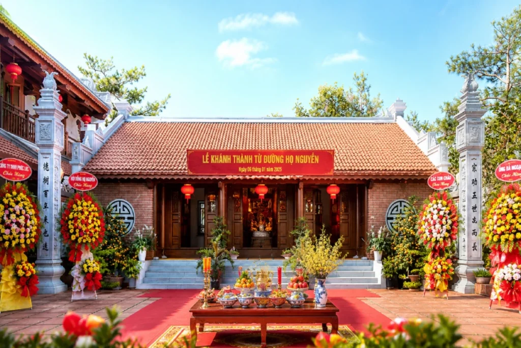 Không gian lễ cúng khánh thành từ đường với lễ vật và lẵng hoa chúc mừng