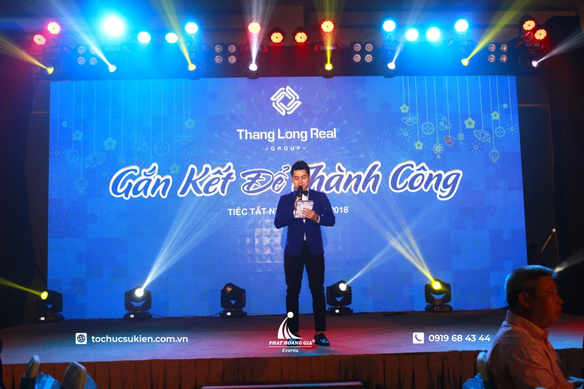 MC dẫn chương trình trên sân khấu sự kiện giới thiệu phần biểu diễn văn nghệ