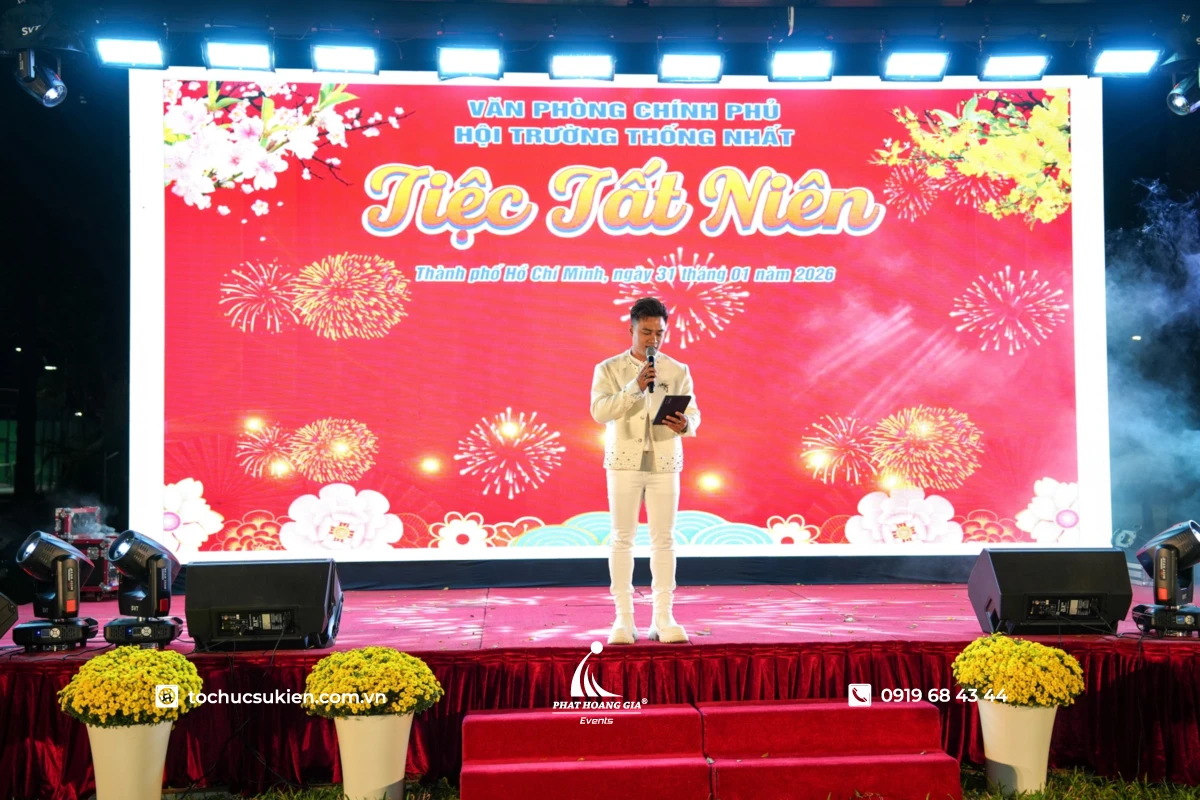 MC dẫn chương trình văn nghệ trong tiệc tất niên doanh nghiệp trên sân khấu sự kiện cuối năm