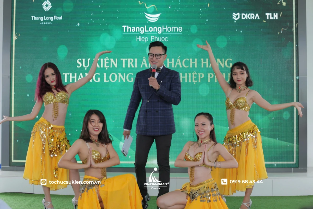 MC với lời dẫn chương trình văn nghệ chuyển tiếp giữa các tiết mục trên sân khấu sự kiện doanh nghiệp