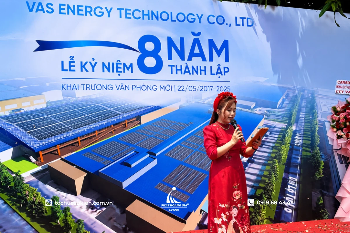 MC dẫn chương trình giới thiệu tiết mục văn nghệ tại lễ kỷ niệm thành lập doanh nghiệp và khai trương văn phòng mới