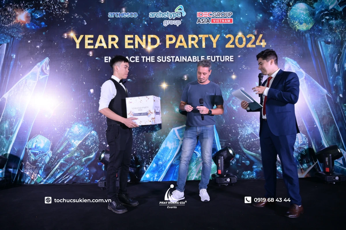 MC dẫn chương trình year end party tương tác cùng khách mời trên sân khấu doanh nghiệp