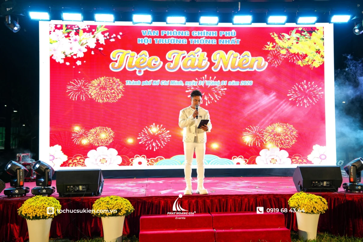 MC với lời dẫn chương trình khai mạc tiệc tất niên doanh nghiệp trên sân khấu