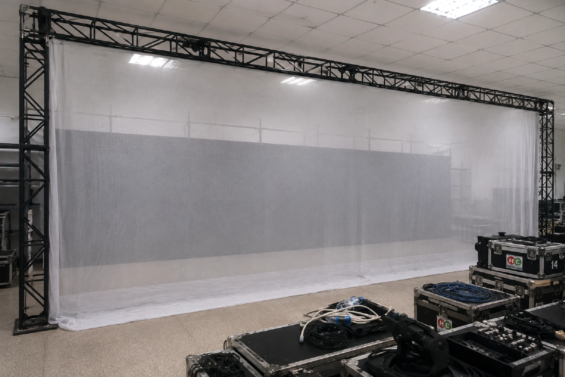 Toàn cảnh màn gauze được căng trên khung truss phục vụ trình chiếu hologram và hiệu ứng sân khấu sự kiện