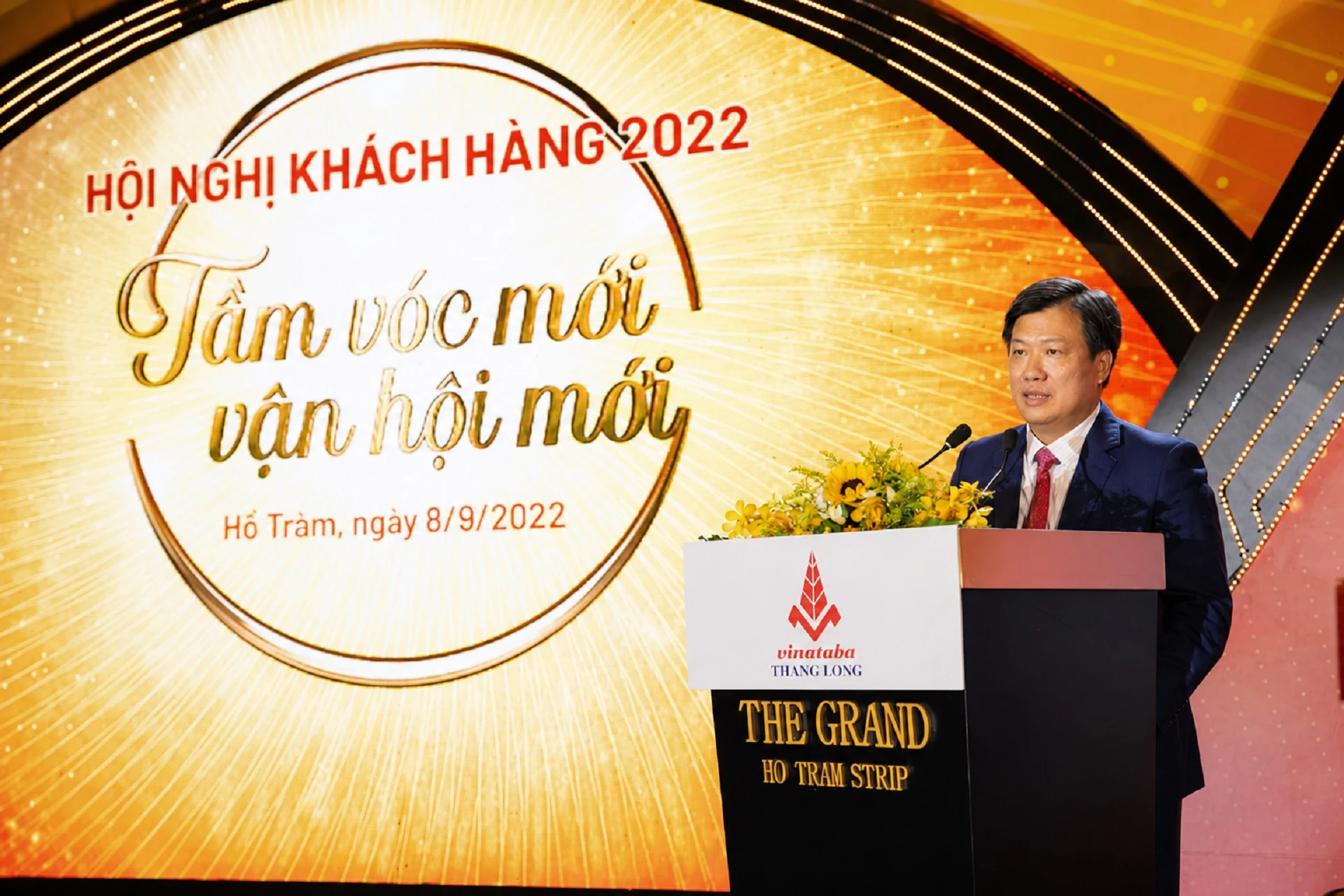 Đại diện đối tác phát biểu trên sân khấu trong hội nghị tri ân khách hàng