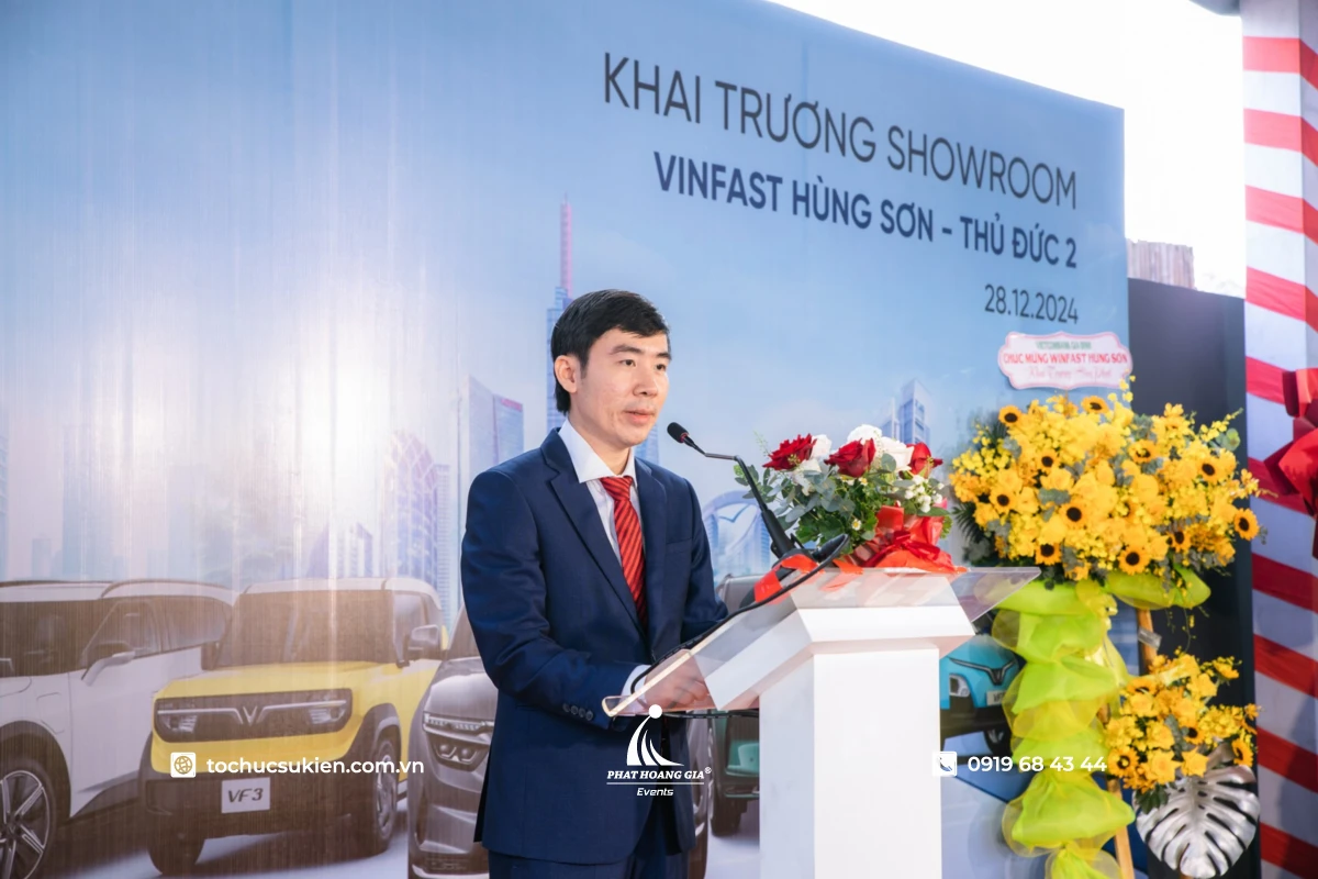 Lãnh đạo doanh nghiệp phát biểu đáp từ trên sân khấu tại lễ khai trương showroom