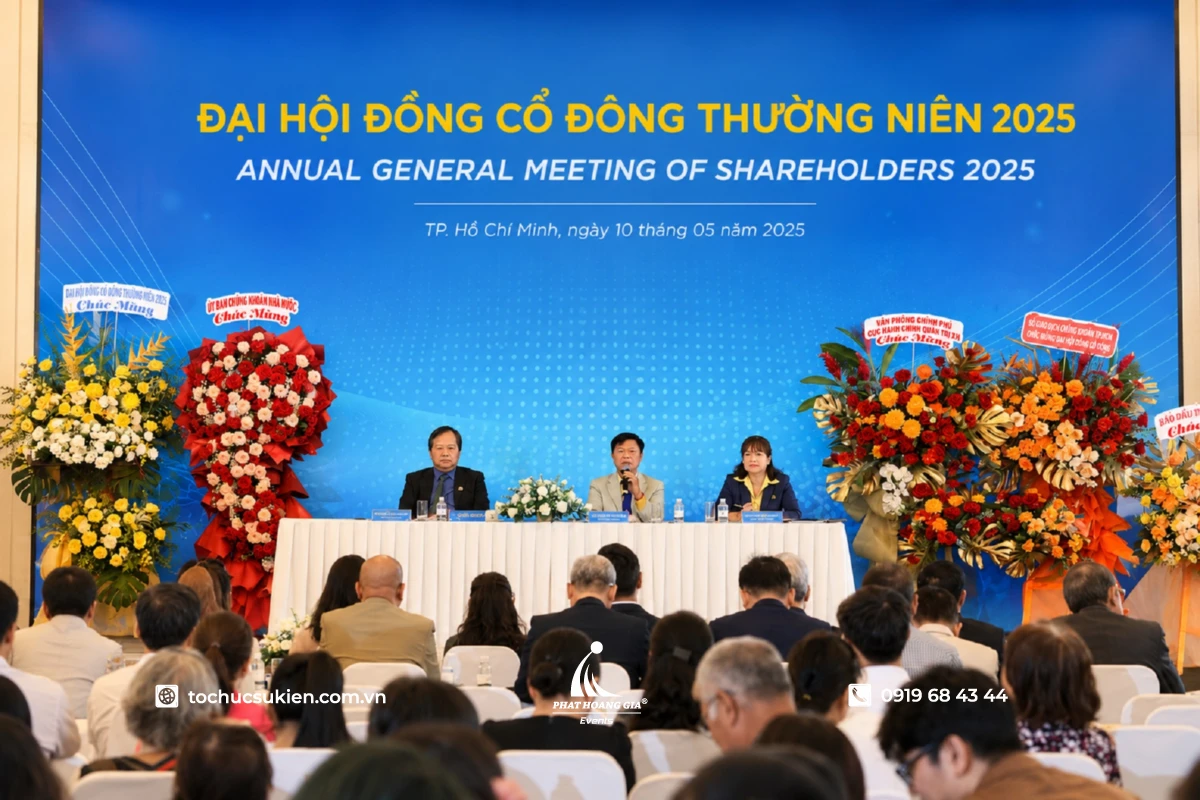 Đại diện doanh nghiệp phát biểu cùng hội đồng quản trị tại cuộc họp cổ đông