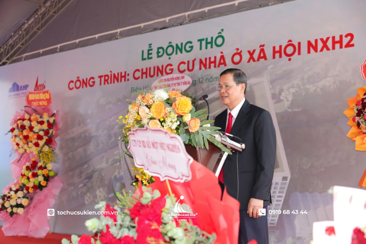 Lãnh đạo công ty phát biểu mở đầu lễ khởi công dự án