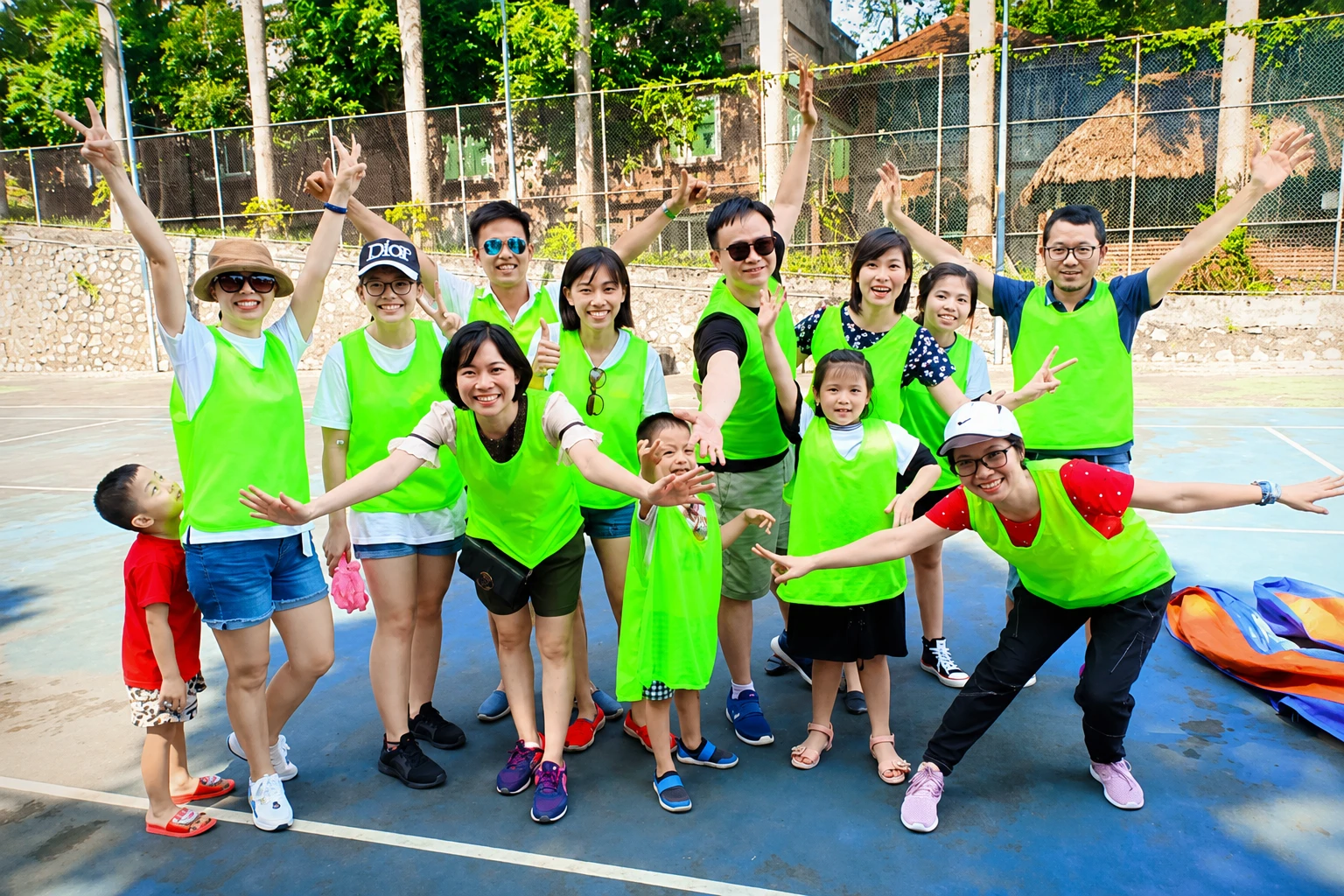 Các thành viên gia đình tham gia hoạt động khởi động theo nhạc trong chương trình team building Family Day