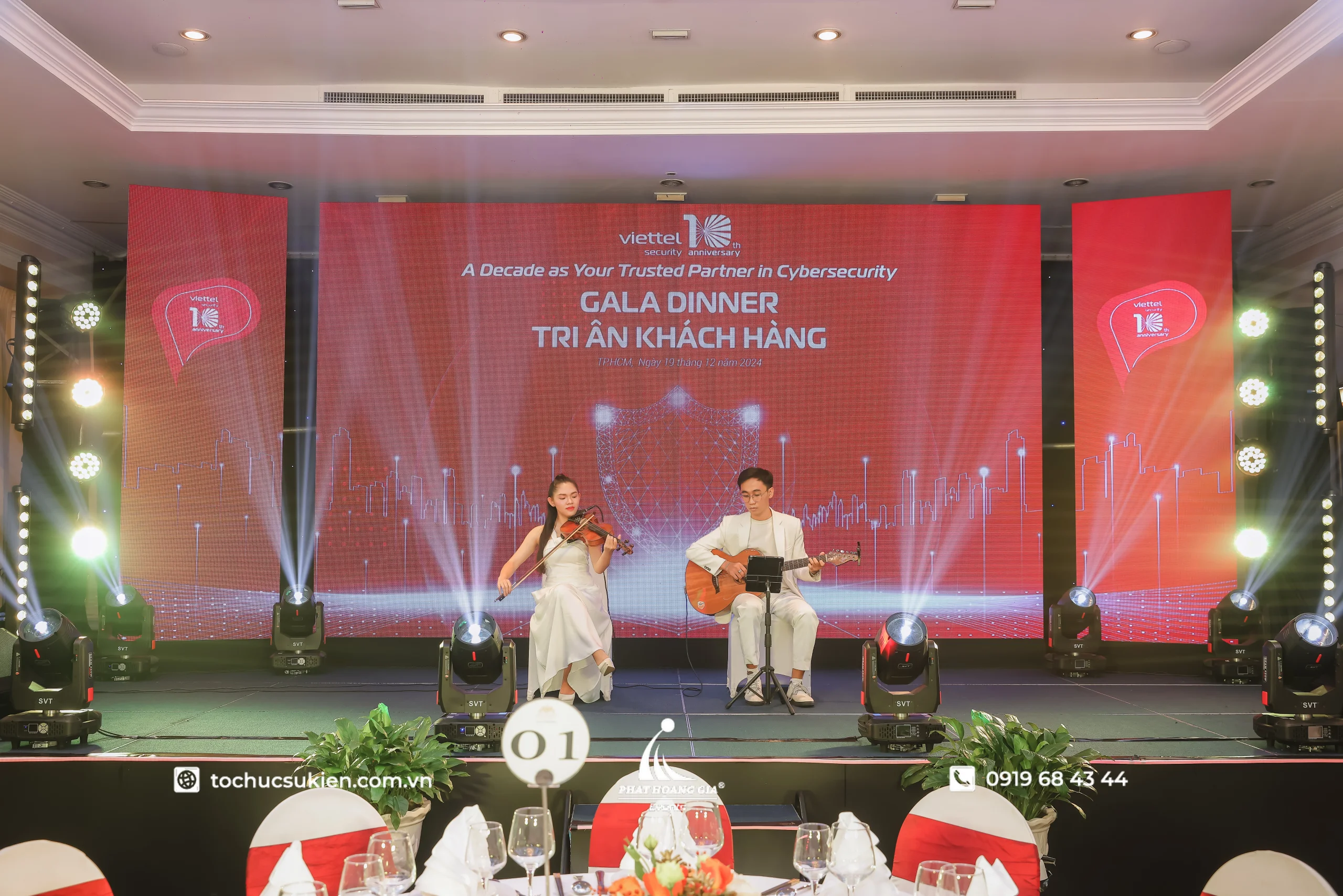 Tiết mục violin và guitar biểu diễn bài hát trong gala dinner
