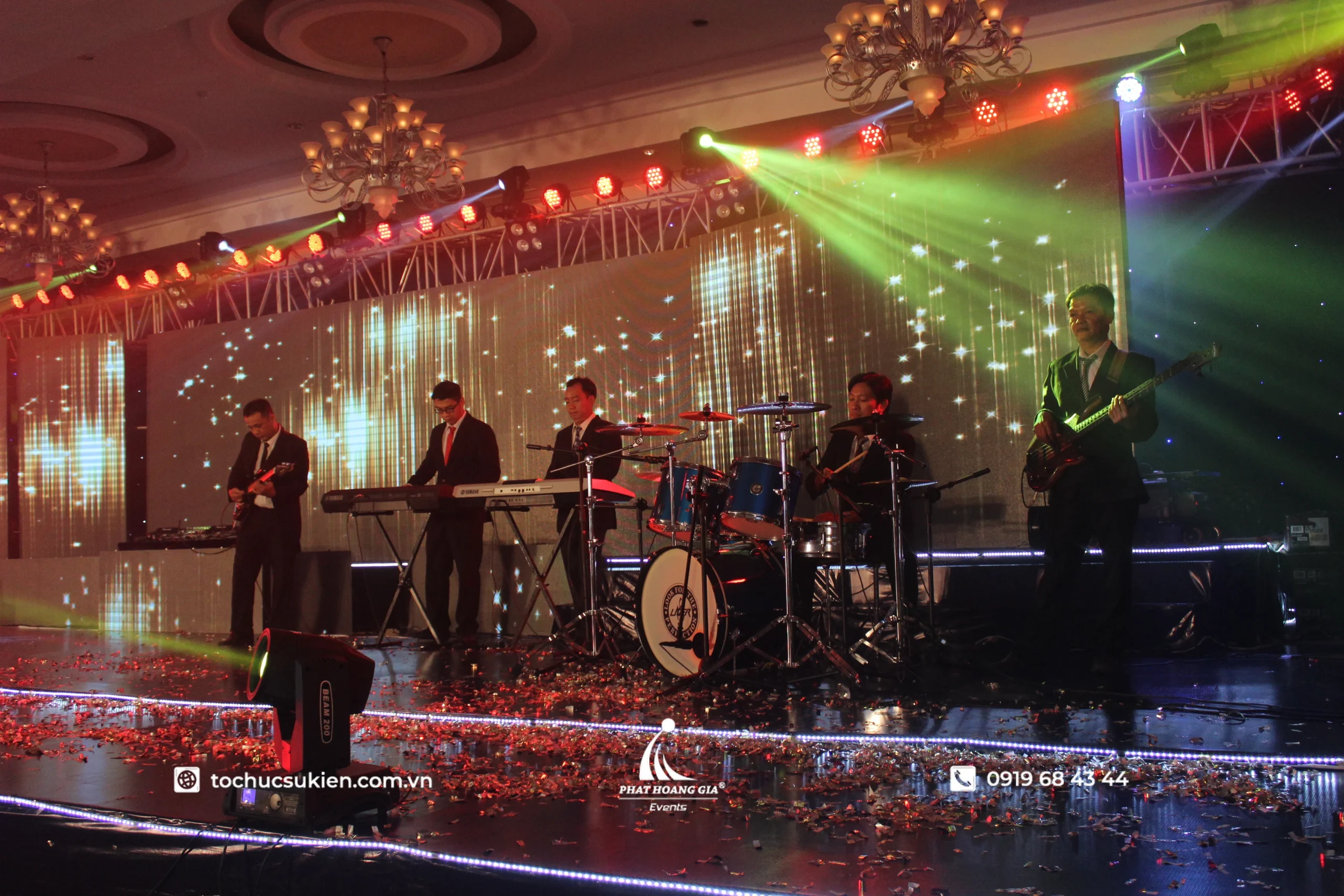 Ban nhạc biểu diễn các bài hát giao lưu trong chương trình gala dinner