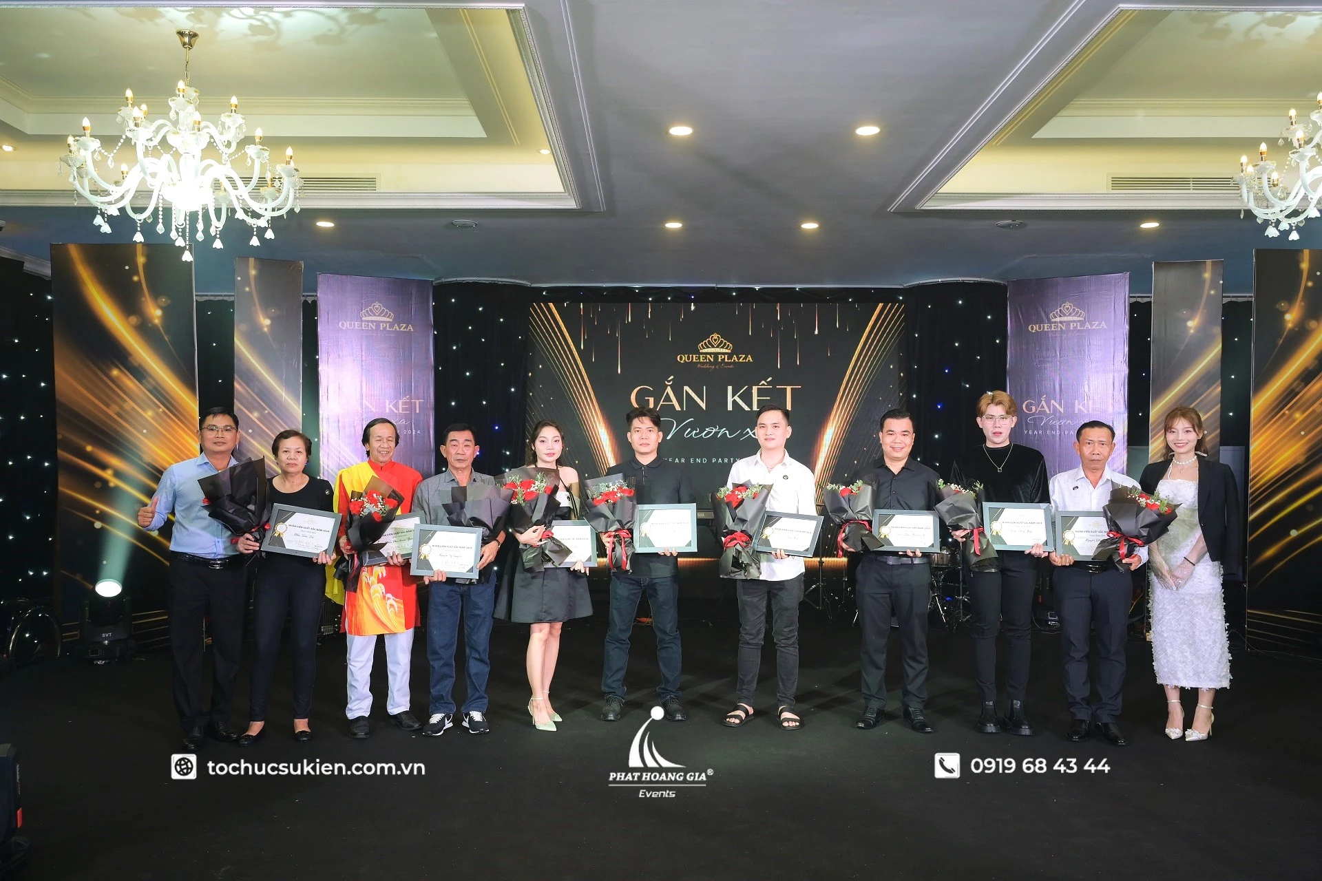 Khoảnh khắc vinh danh và trao chứng nhận cho các cá nhân tiêu biểu trong nội dung chương trình tiệc tất niên doanh nghiệp