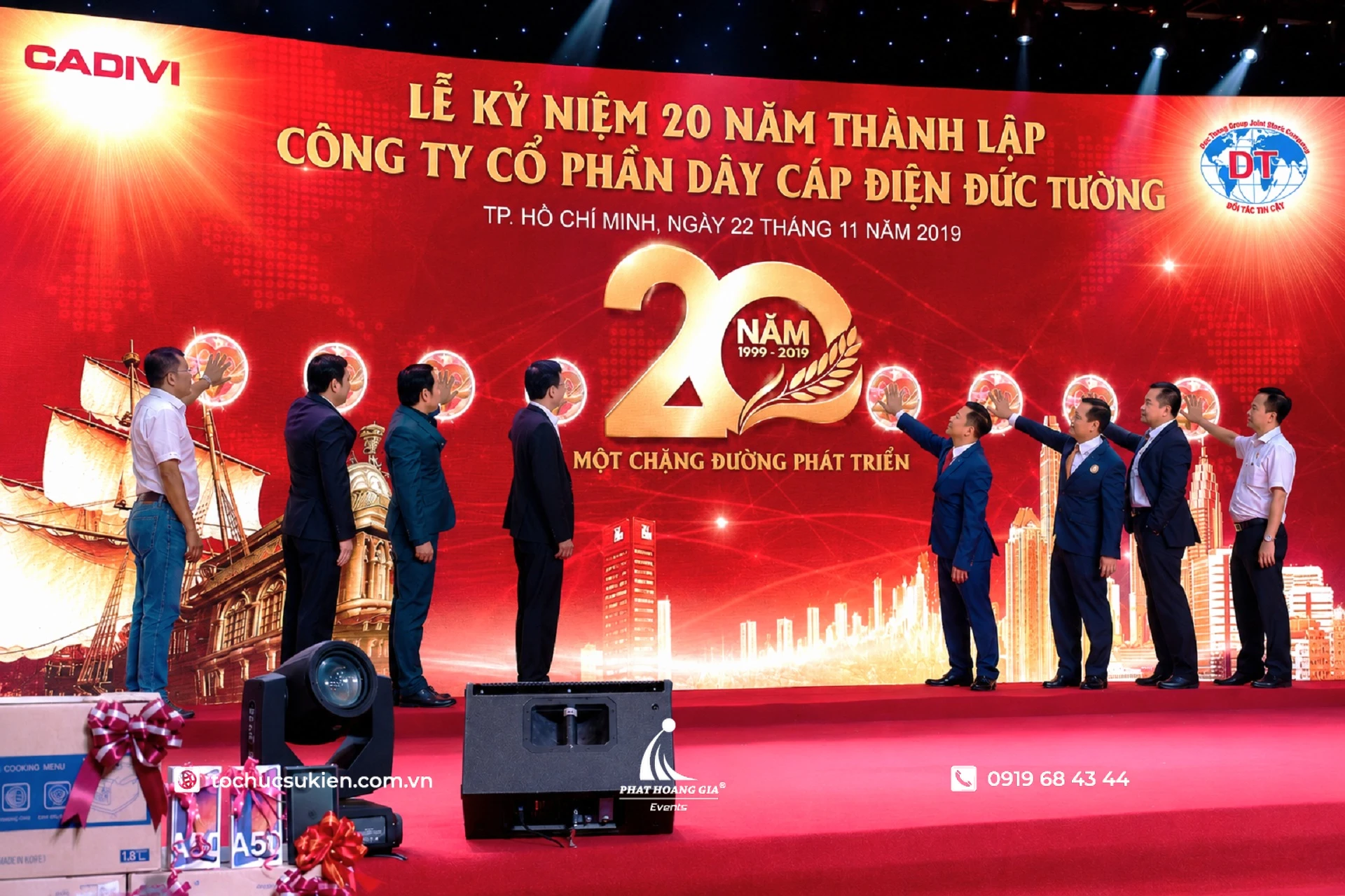 Nghi thức kích hoạt sân khấu trong nội dung chương trình lễ kỷ niệm thành lập doanh nghiệp với sự tham gia của ban lãnh đạo trên sân khấu sự kiện