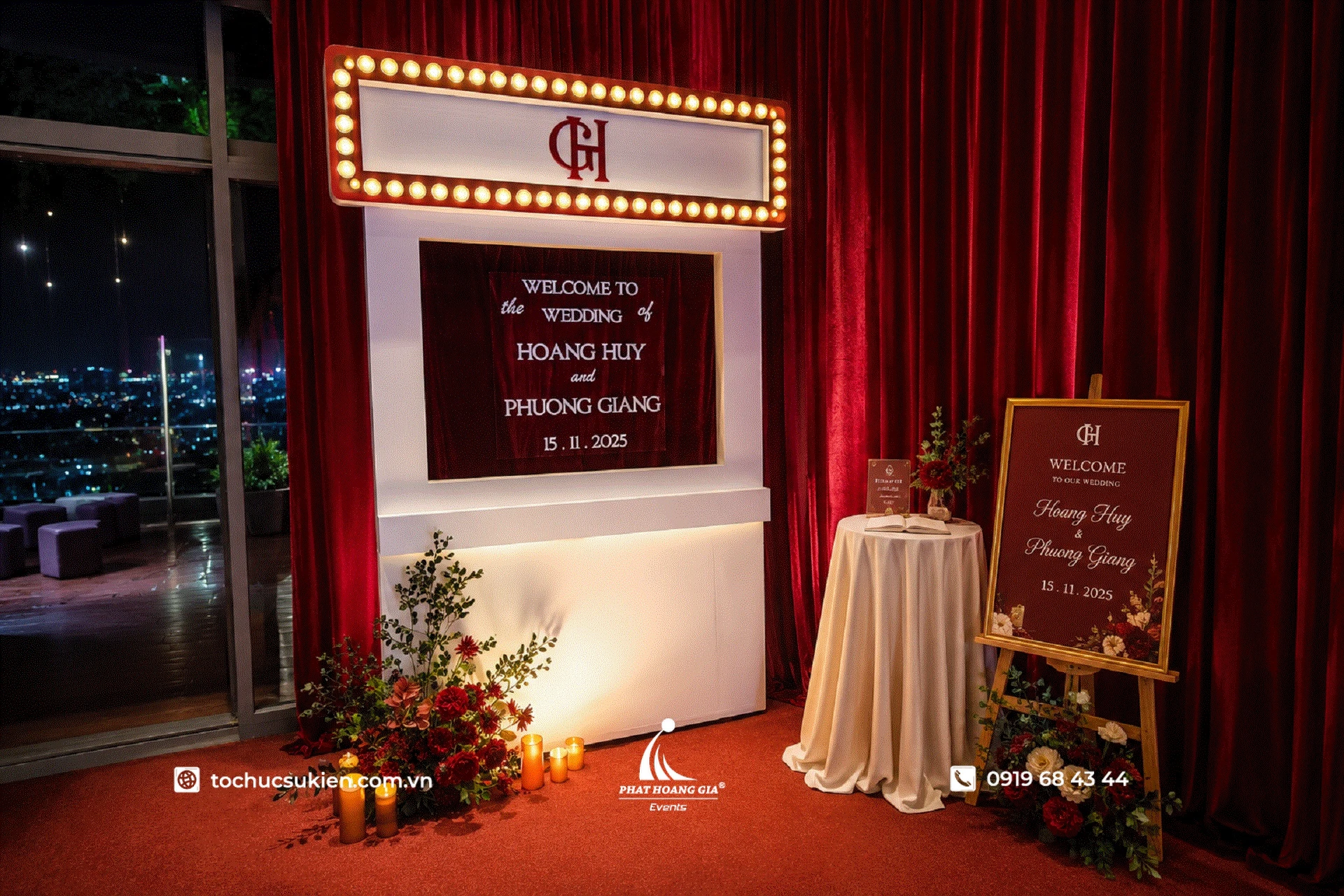 Cấu hình photobooth sự kiện với booth chụp ảnh, hệ đèn chiếu sáng, backdrop rèm đỏ và khu vực phụ kiện trang trí