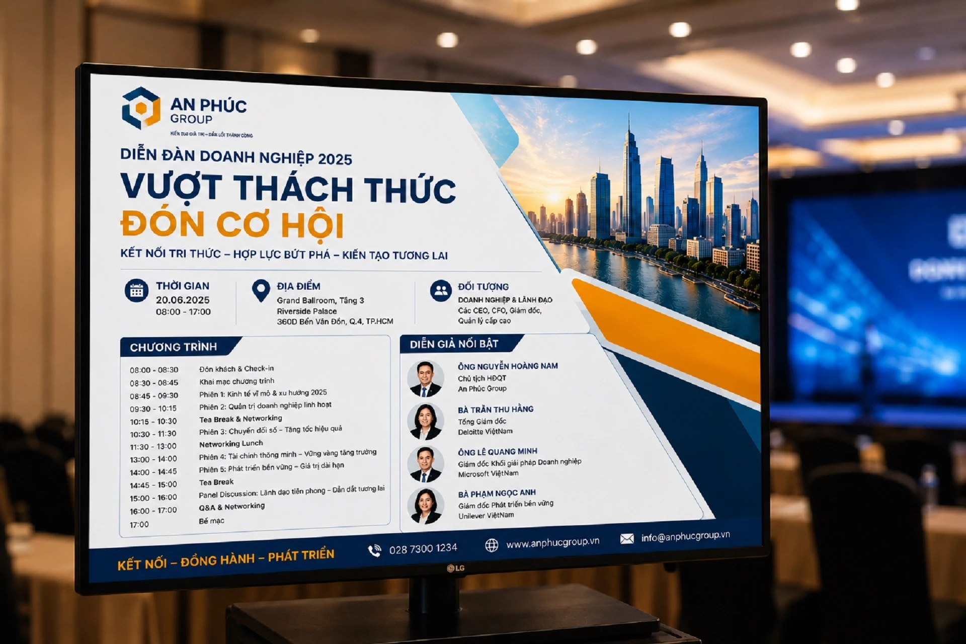 Poster thông tin sự kiện doanh nghiệp hiển thị trên TV tại hội trường trước giờ diễn ra chương trình