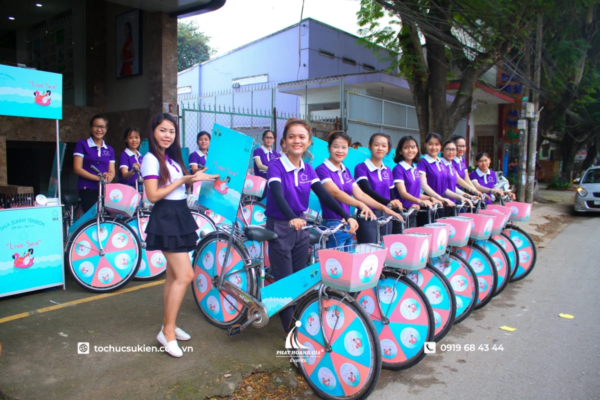 Đoàn roadshow xe đạp chuyên nghiệp với nhân viên mặc đồng phục đồng bộ tham gia sự kiện quảng bá thương hiệu