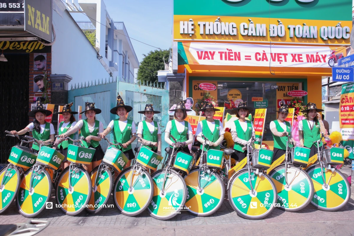 Đội ngũ roadshow xe đạp quảng bá dịch vụ công ty tại TP.HCM
