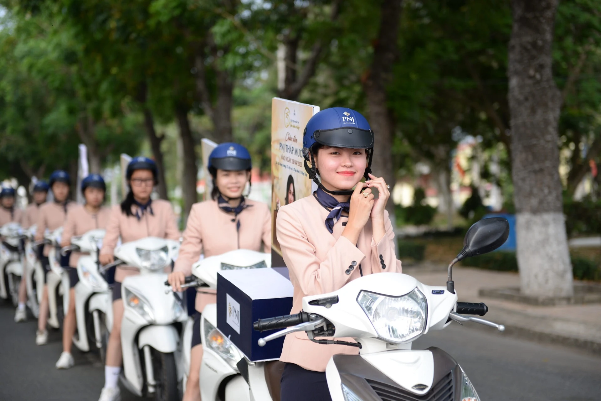 Roadshow xe máy quảng bá thương hiệu với đội ngũ PG diễu hành trên đường phố