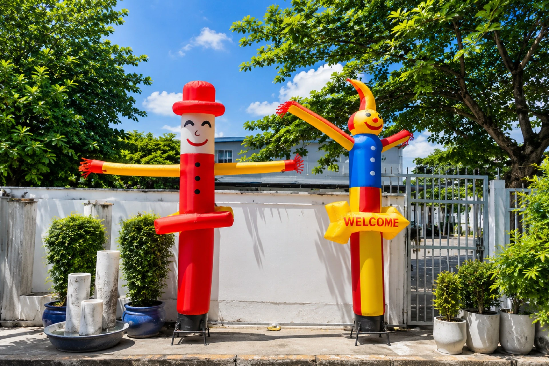 Hai rối hơi 1 chân nhiều màu sắc đặt trước cổng sự kiện ngoài trời chuyển động bằng hơi