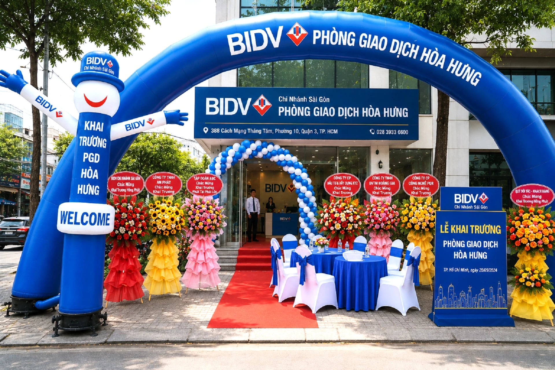 Không gian khai trương phòng giao dịch BIDV với rối hơi 1 chân, cổng hơi và lẵng hoa chúc mừng nổi bật trước sảnh ngân hàng