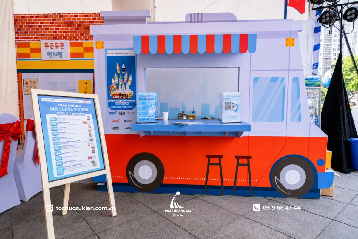 Booth sampling thiết kế dạng xe food cart với quầy trưng bày, bảng thông tin sản phẩm và khu vực tương tác khách hàng