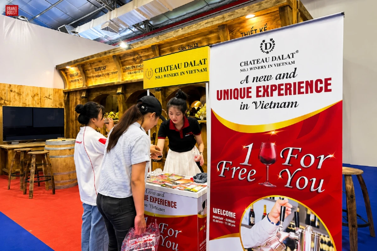 Booth sampling tại sự kiện với PG tương tác và mời khách trải nghiệm sản phẩm trực tiếp tại gian hàng thương hiệu