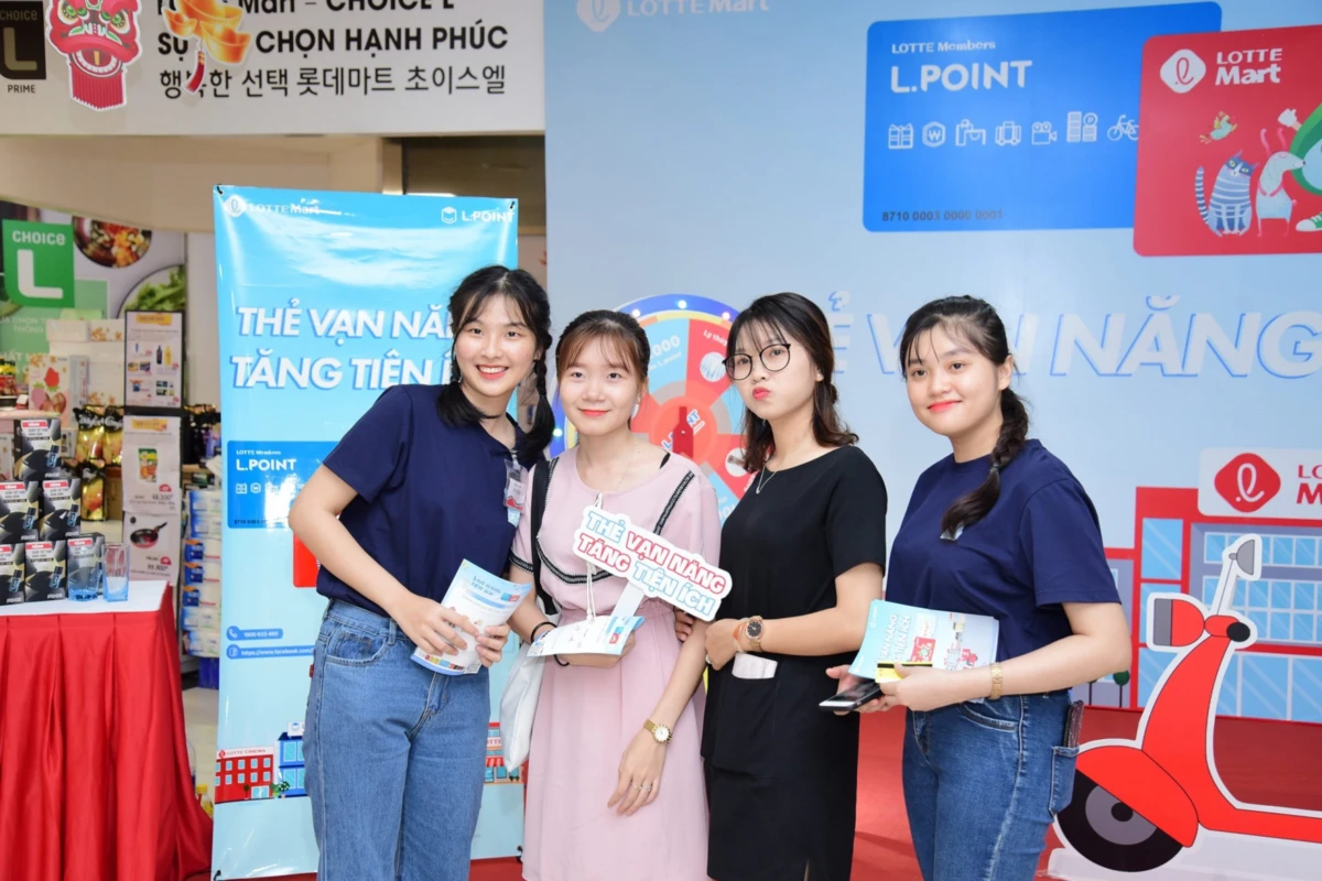 Đội ngũ PG sự kiện tương tác với khách hàng trong hoạt động activation tại booth thương hiệu