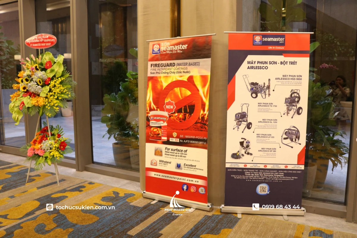 Standee cuốn giới thiệu sản phẩm công nghiệp tại khu vực sảnh sự kiện doanh nghiệp