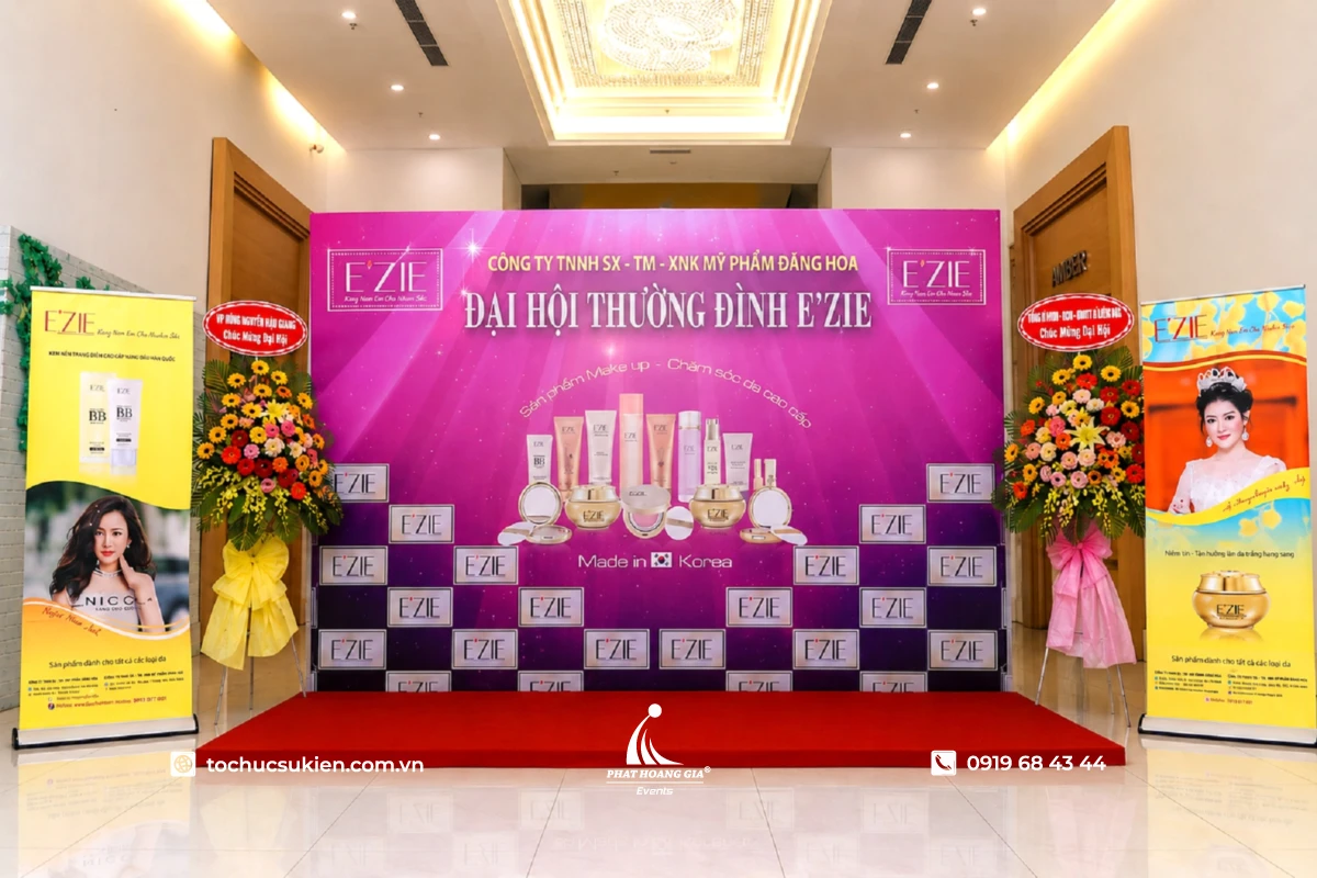 Hai standee cuốn đặt hai bên backdrop tại khu vực sự kiện doanh nghiệp
