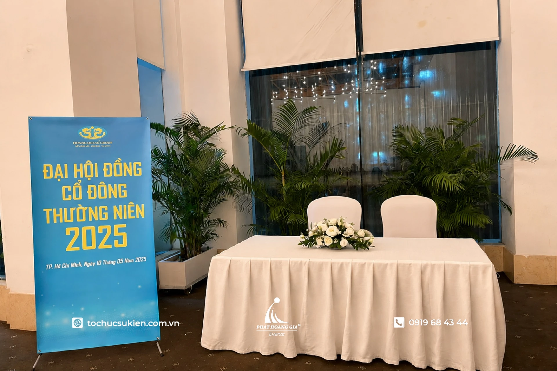 Sự kiện đại hội đồng cổ đông thường niên sử dụng standee X tại khu vực check-in