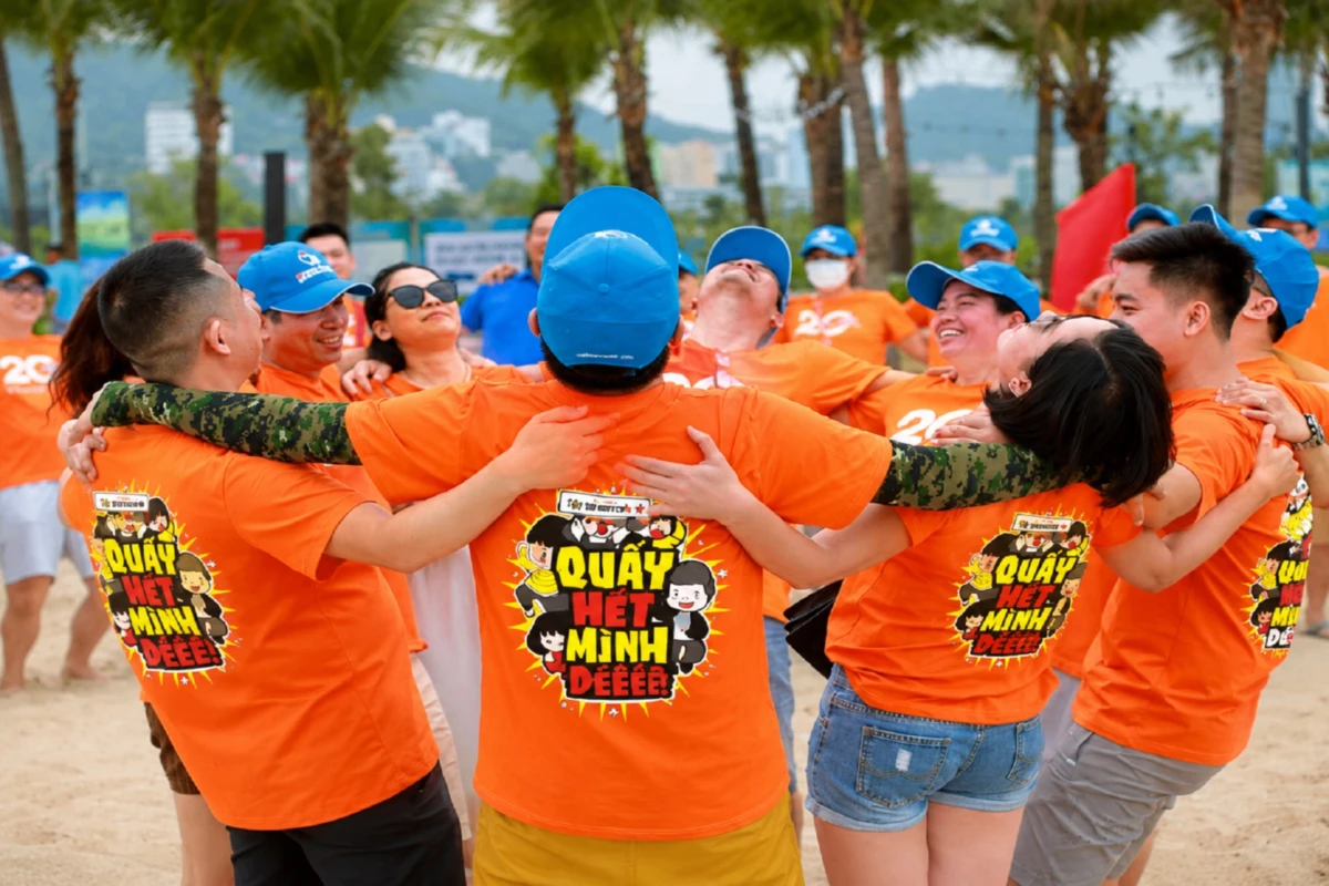 Nhân viên mặc áo team building in slogan hài hước trong hoạt động tập thể ngoài trời