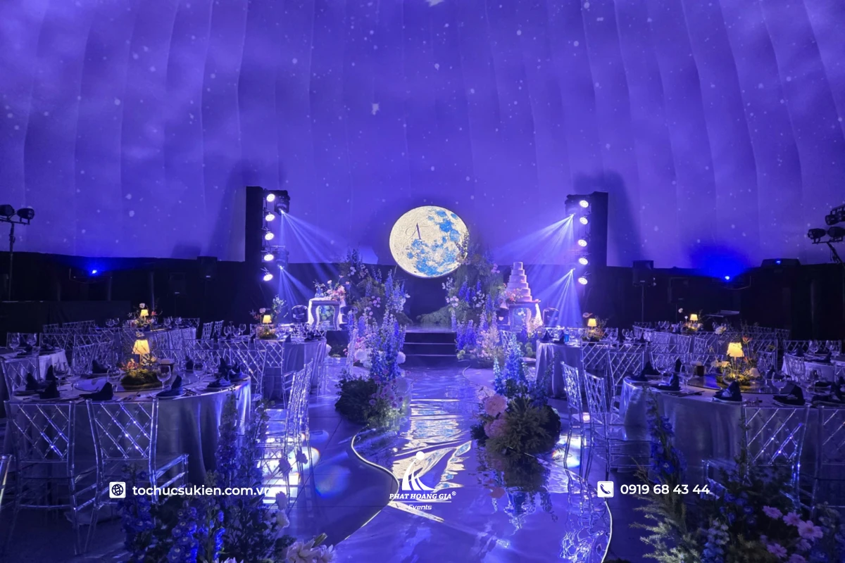 Không gian tiệc cưới theme Đêm Trăng Sao với backdrop mặt trăng và trần sao lấp lánh, minh họa theme là gì trong sự kiện