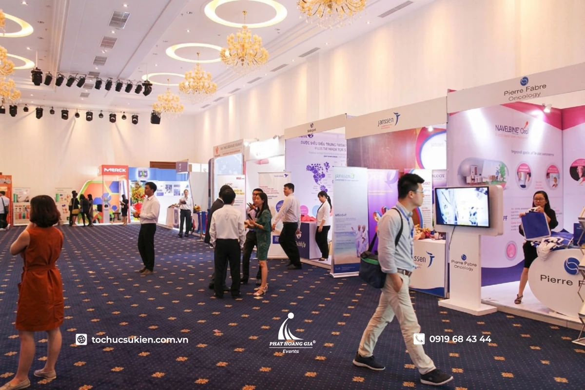 Không gian triển lãm dược phẩm với gian hàng hiện đại và khách tham quan