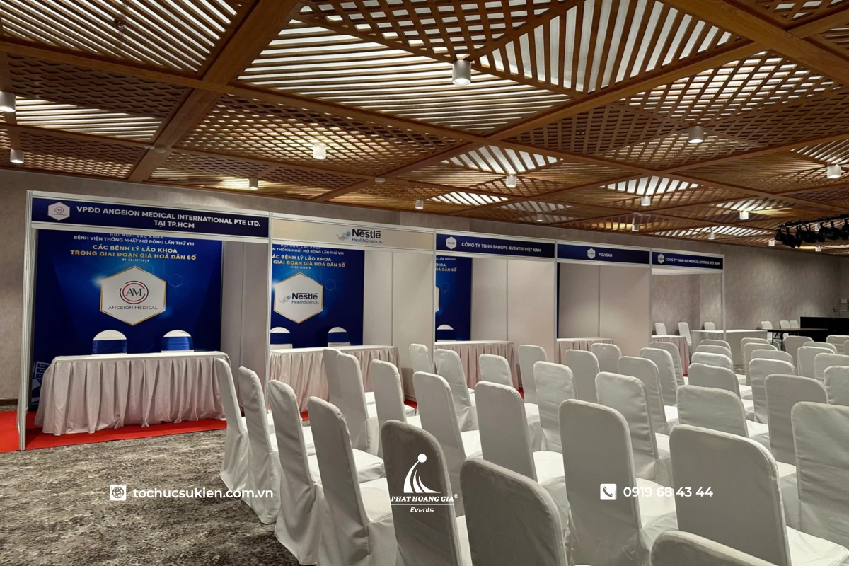 Gian hàng triển lãm dạng shell scheme trong hội nghị doanh nghiệp với thiết kế booth tiêu chuẩn trưng bày thương hiệu