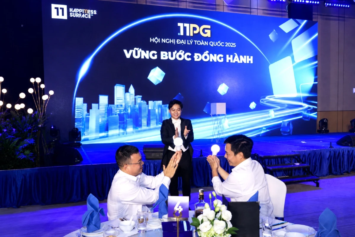 Ảo thuật gia tương tác với khán giả qua tiết mục bật sáng bóng đèn bằng tay tại hội nghị đại lý toàn quốc