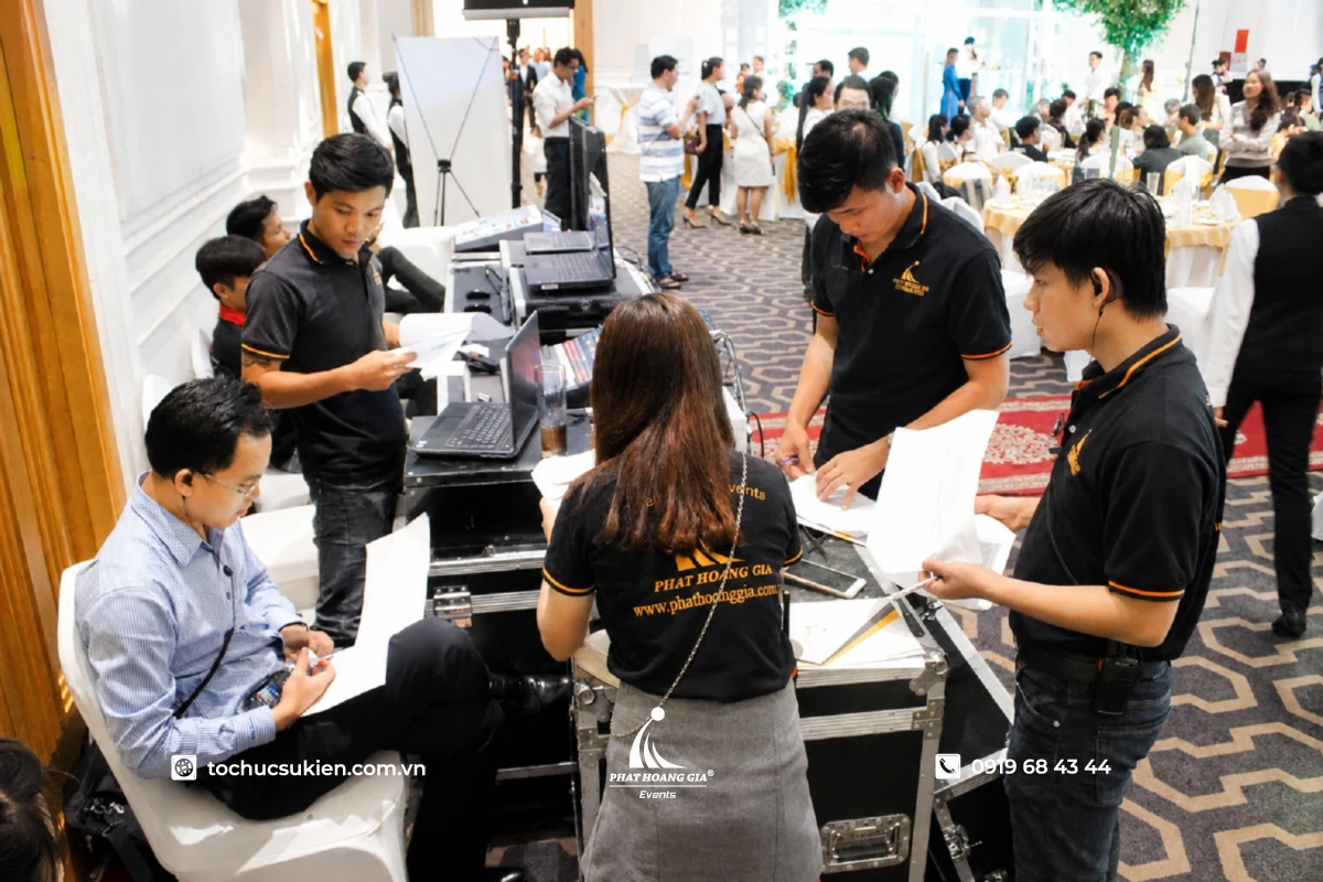 Nhân sự Phát Hoàng Gia kiểm tra timeline và kịch bản điều phối trước khi chương trình diễn ra