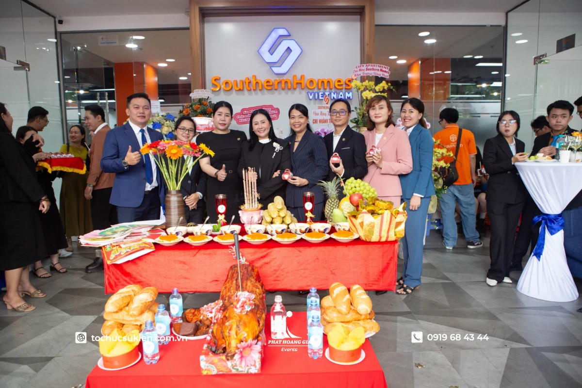 Lễ khai trương doanh nghiệp với đội ngũ nhân sự tham gia nghi thức khai trương bên mâm cúng và khách mời trong ngày khai trương