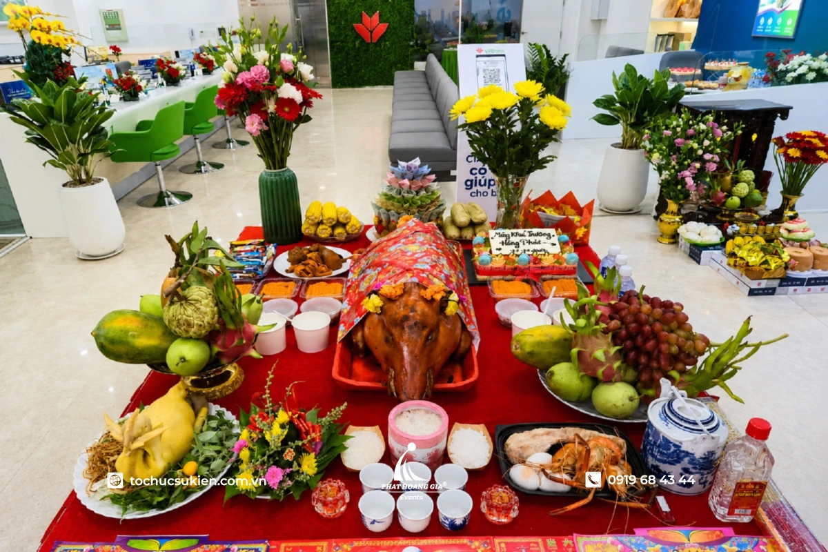 Mâm cúng khai trương đầy đủ với heo quay, mâm ngũ quả, hoa tươi, xôi chè và lễ vật cúng khai trương doanh nghiệp