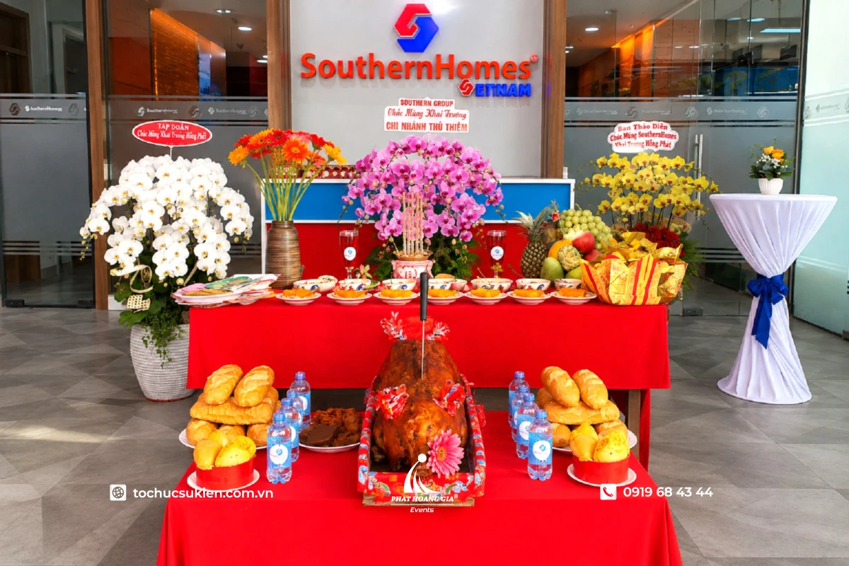 Mâm cúng khai trương đầy đủ cho doanh nghiệp bất động sản với heo quay, mâm ngũ quả, hoa tươi và lễ vật cúng truyền thống