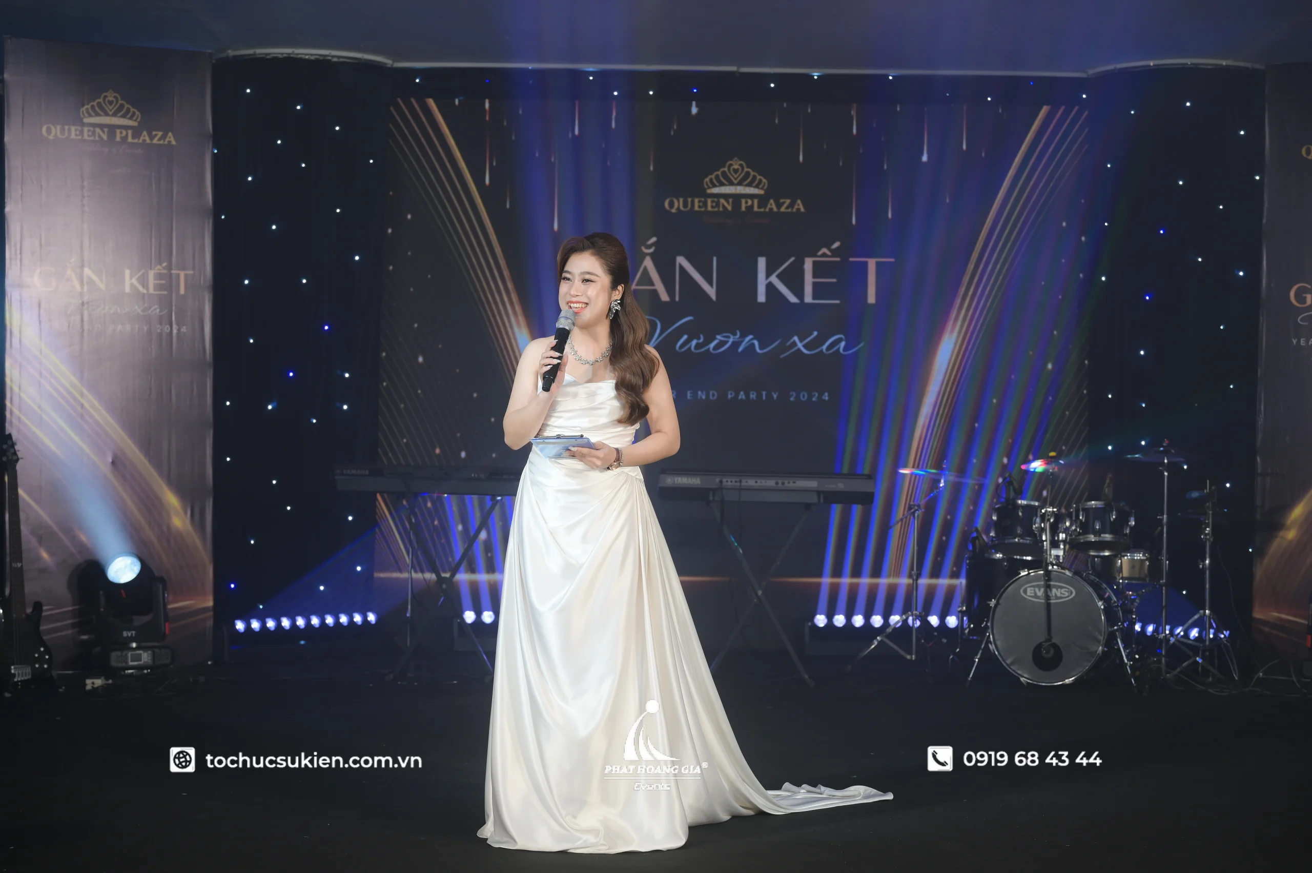 MC dẫn chương trình mở đầu chương trình trò chơi giao lưu trong gala dinner